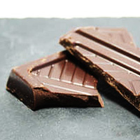 Carré de chocolat noir 70\% de cacao.
