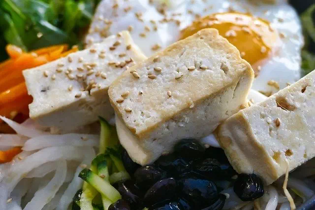 Tranches de tofu en salade