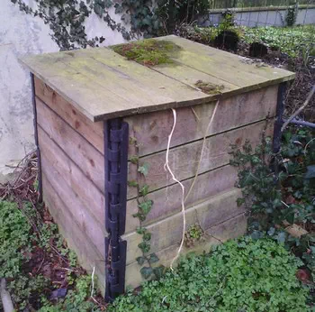 Composteur en lames de bois installé dans mon jardin