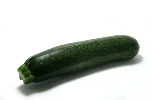 Photographie d'une courgette verte noire maraîchère