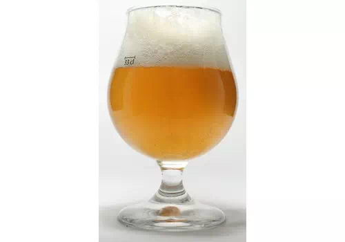 Verre de bière blonde