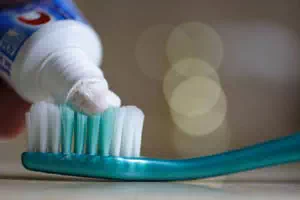 Le dentifrice et la brosse à dent