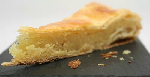 Photographie de la galette des rois à la frangipane