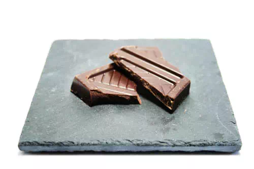 Carré de chocolat noir 70% de cacao.