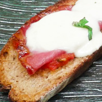 Tartines de coppa, tomate et mozzarrella
